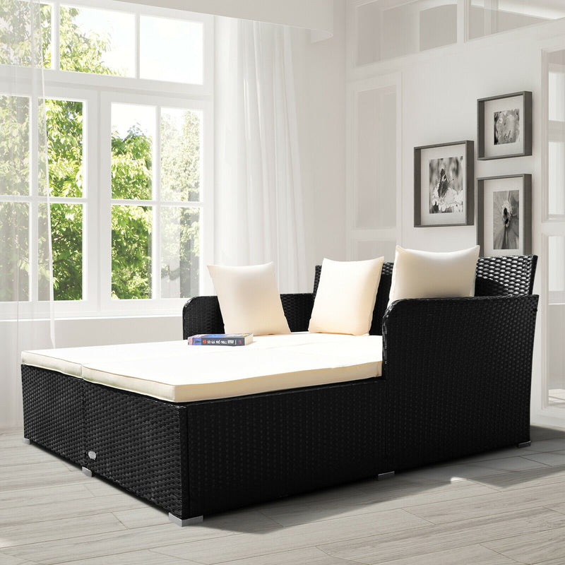Costway - Spacious Outdoor Rattan Daybed with Upholstered Cushions and Pillows-White